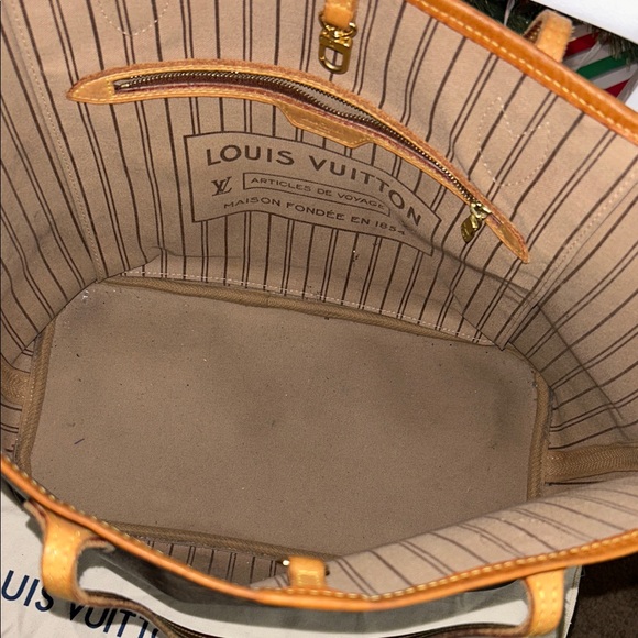 Louis Vuitton Neverfull MM - Picture 13 of 17